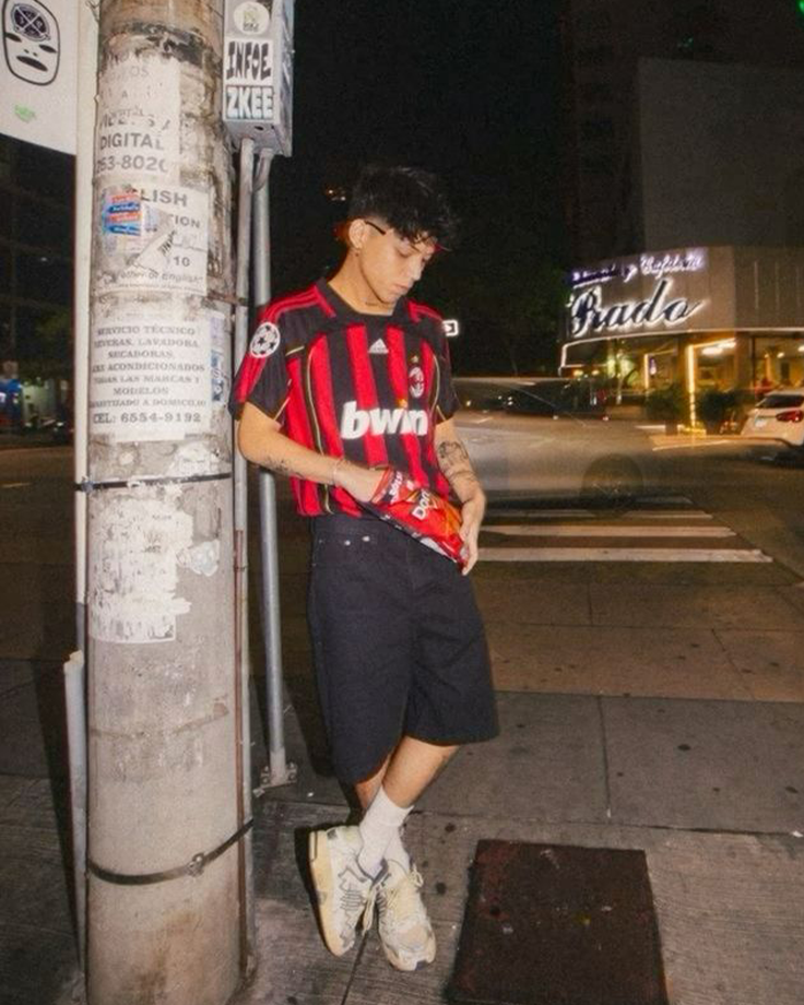 חולצת כדורגל חולצת כדורגל רטרו של מילאן 2010